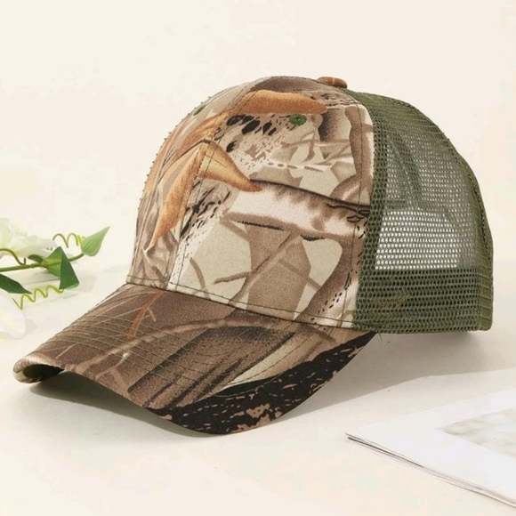 Accessories - Womens Breathable Trucker Hat Camo Leaf NWOT